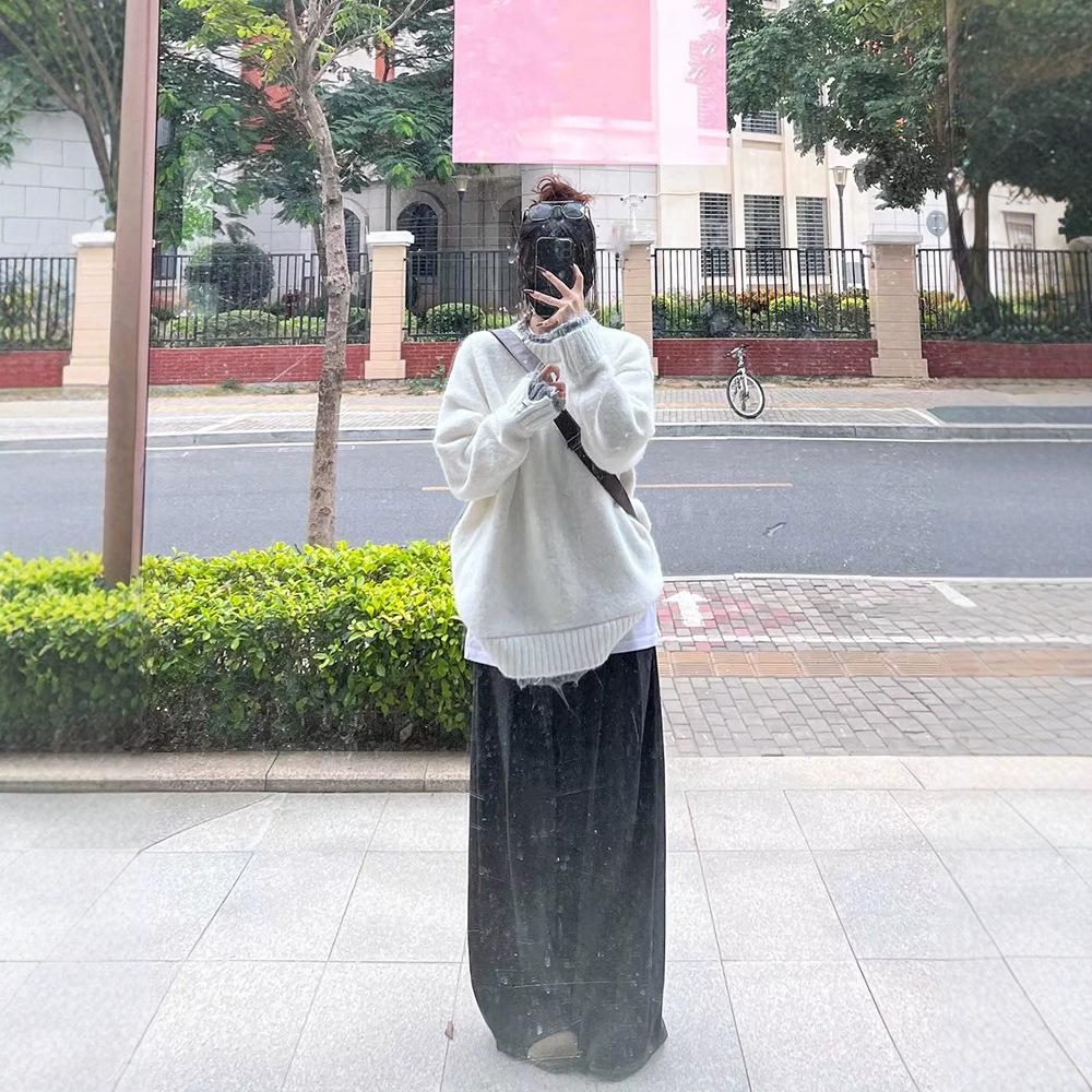 Dámský zimní distressed oversized pulovr dva v jednom s kulatým výstřihem a dlouhým rukávem