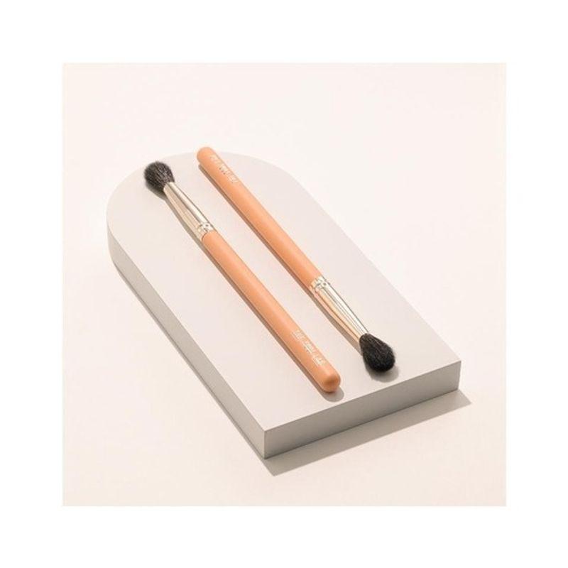 227 Tapered Crease Brush