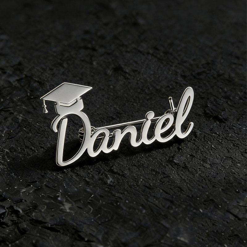 ShunquanJewelry Graduation Season Fashion Stainless Steel Customizable Name Brooch Badge Graduation Commemorative Gift Accessory