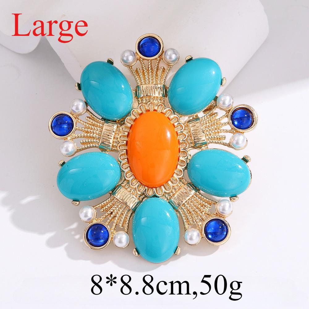 Medieval vintage style palace style brooch, Baroque gemstone, round retro light luxury brooch, high-end chest flower