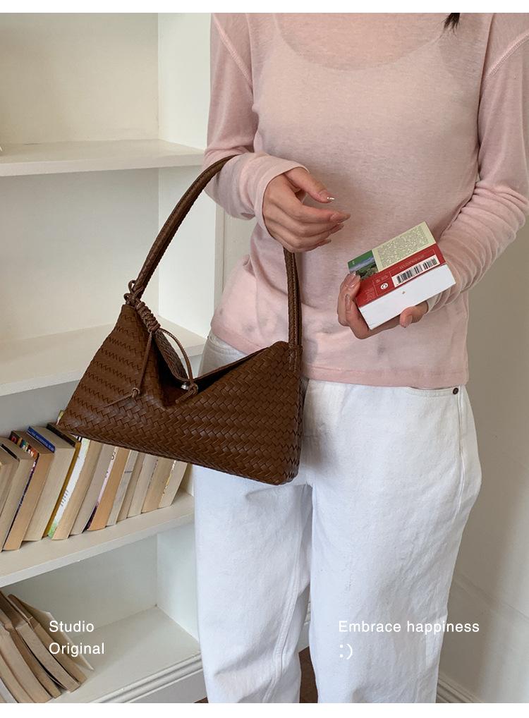 2026 High-End Versatile Woven Underarm Bag: Large Capacity Casual Handbag