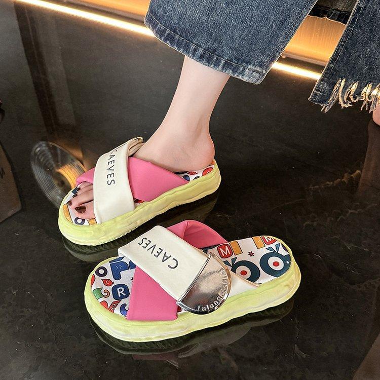 Thick-soled cool slippers women's summer wear 2025 new Internet celebrity explosion niche graffiti beach sandals stepping on shit feeling