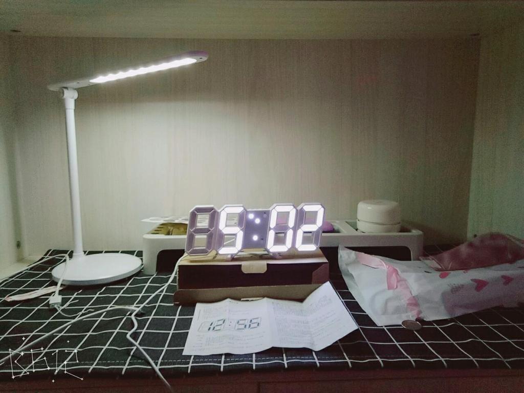 Koreański 3D LED Cyfrowy Zegar Ścienny - Prosty i Stylowy Design Zasilany przez USB