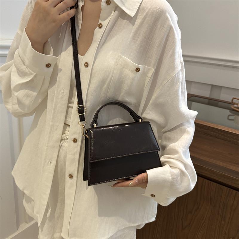 Chic Minimalist Women's Sling Bag Summer 2024 Trendy Pu Leather Square Handbag For Daily Use