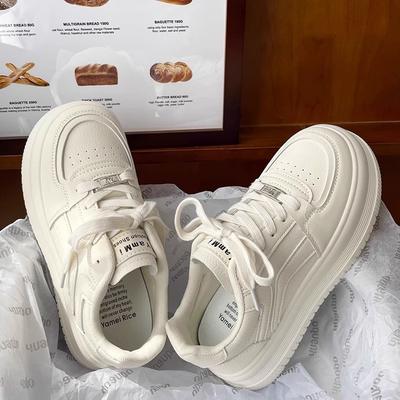 Chaussures blanches laiteuses pour femmes 2024 nouvelles chaussures de sport décontractées polyvalentes à semelle épaisse rehaussante design de niche chaussures de skate