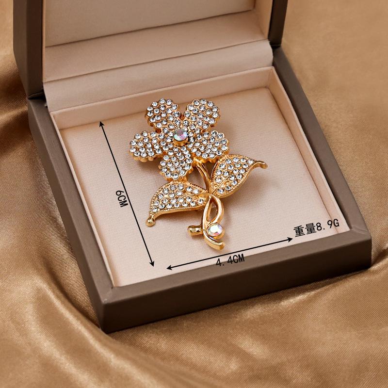 Elegant Pearl and Rhinestone Flower Brooch Pin for Coats