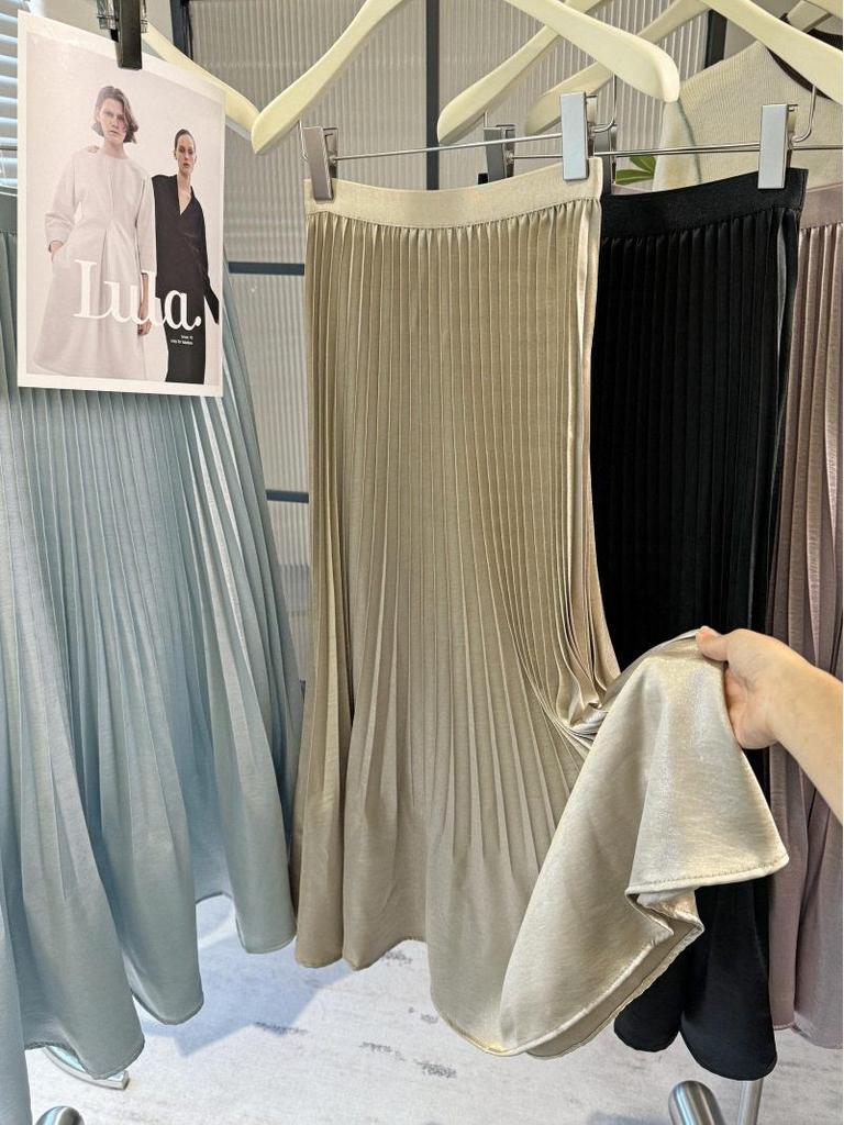 2026 Early Spring A-Line Pleated Skirt: Gentle, Versatile Design for Women's Mid-Length Fashion.