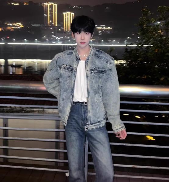 Men's High-End American-Style Denim Jacket: Trendy, Scruffy Cool Hairdresser Vibe with Padded Shoulders and Light Luxury Design.