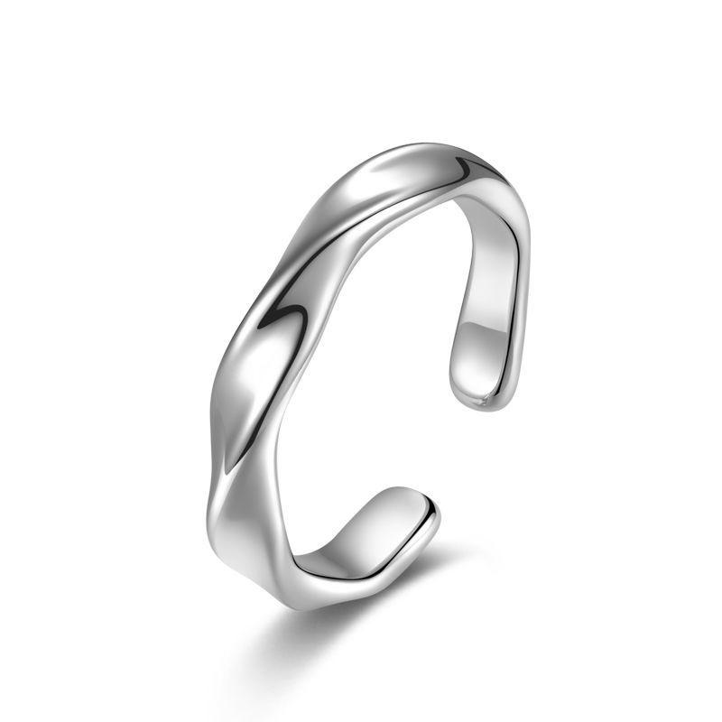 Moebius Ring: High-End Minimalist Unisex Fashion Statement