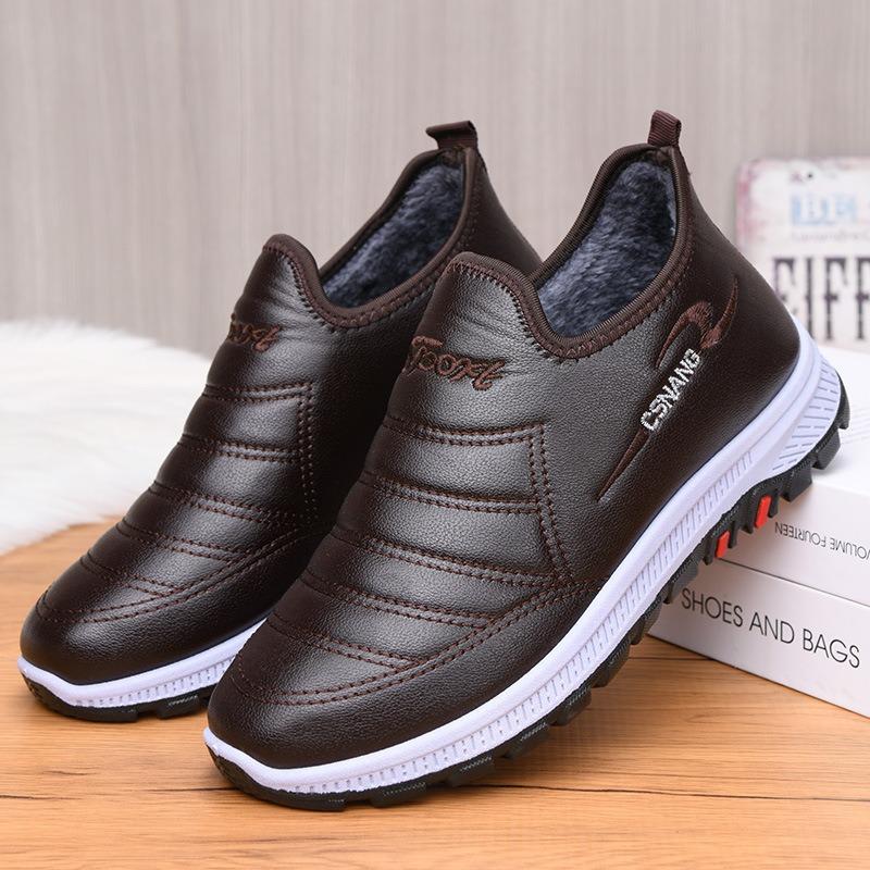 

Водонепроницаемые хлопковые туфли мужские новые зимние на одной педали кожаный верх теплые старые пекинские тканевые туфли бархатные повседневные туфли для папы 44