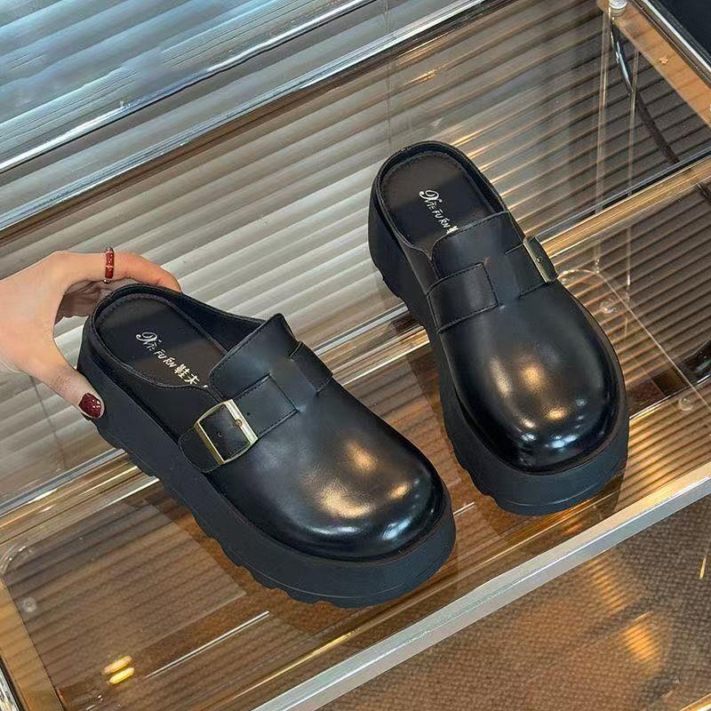 Super feuer fortgeschrittener Sinn rutschfeste coole Hausschuhe Internet-Berühmtheit schwarze Tasche Kopf erhöhend dicke Sohle Hausschuhe Damen Sommerbekleidung 2025 neu