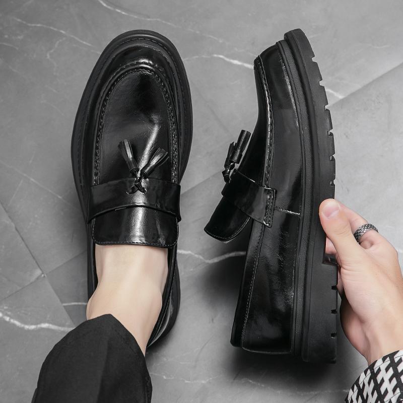 2025 High quality black men's loafers, fashionable tassels, casual patent leather, wedding business dress shoes, plus size 46
