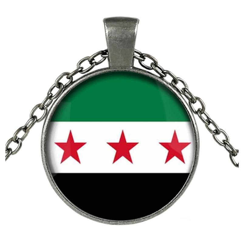 Elegante Halskette mit Anhänger der syrischen Flagge, die Nationalstolz und kulturelle Identität symbolisiert, aus robusten Materialien für den Alltag