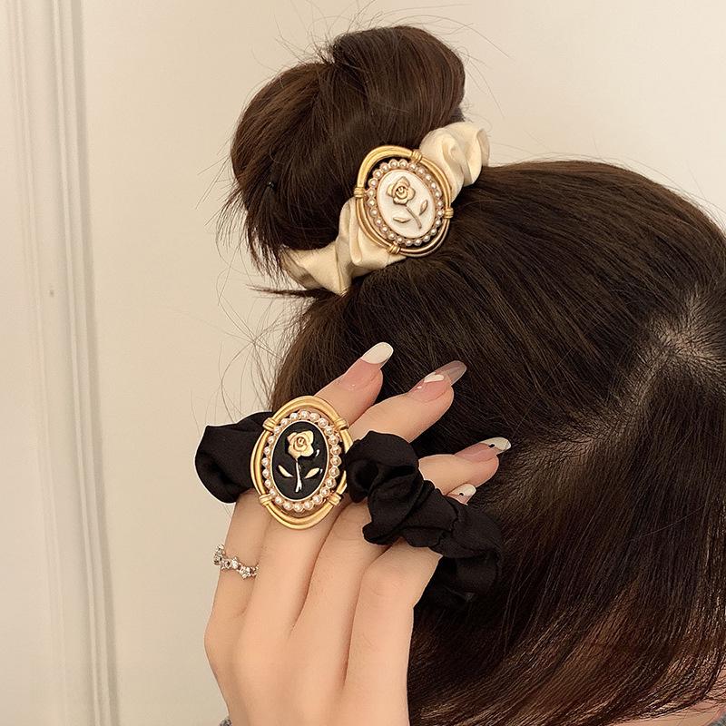 Goma para el pelo Rosa Francesa Inspirada en París - Elegante Diseño de Intestino Delgado con Goma Elástica y Tocado