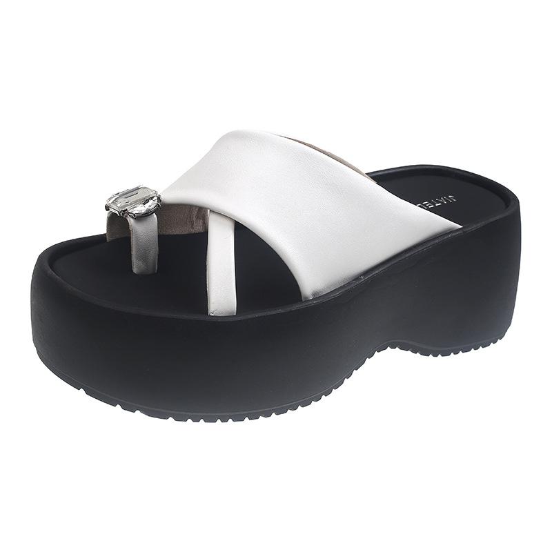 Muffin bottom slippers women's 2025 new outer wear fashionable summer fashionable high sense beach toe thick bottom sandals