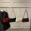 Décoration de ceinture rétro grande capacité hiver nouveau mode décontracté couleur unie sac à bandoulière portable sac sous le bras femmes