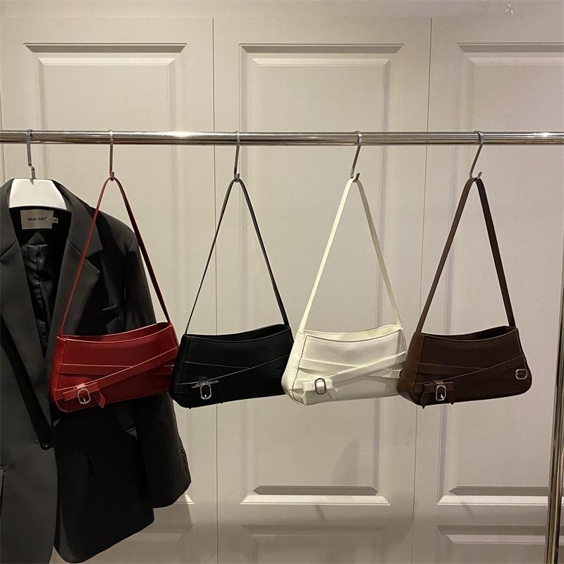 Décoration de ceinture rétro grande capacité hiver nouveau mode décontracté couleur unie sac à bandoulière portable sac sous le bras femmes