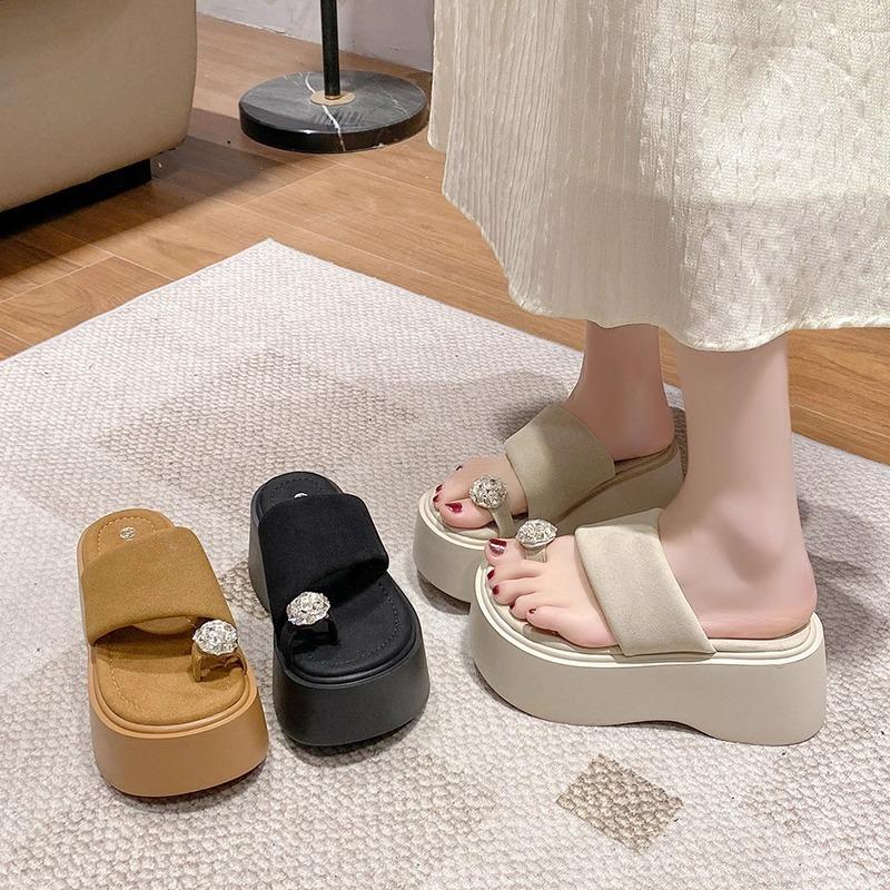 8 cm dicksohliger Satz Zehen-Strass-Cool-Slipper für Damen-Sommerbekleidung 2025 neue kleine höhenerhöhende Muffin-Strandschuhe