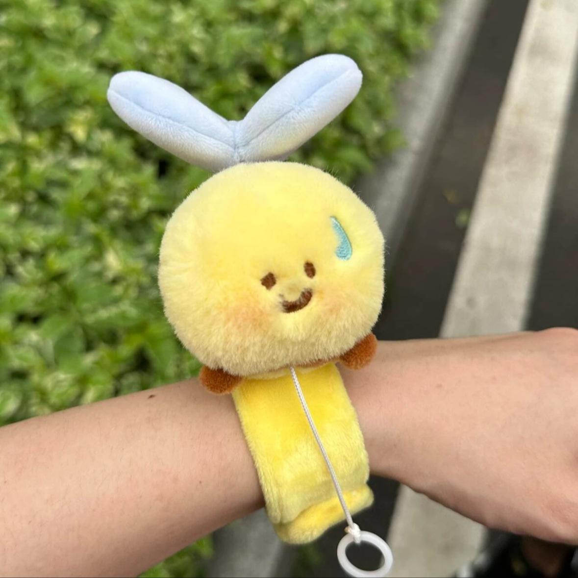 

Little bee patting circle cute plush doll patting circle toy lying wrist doll student gift 20cm