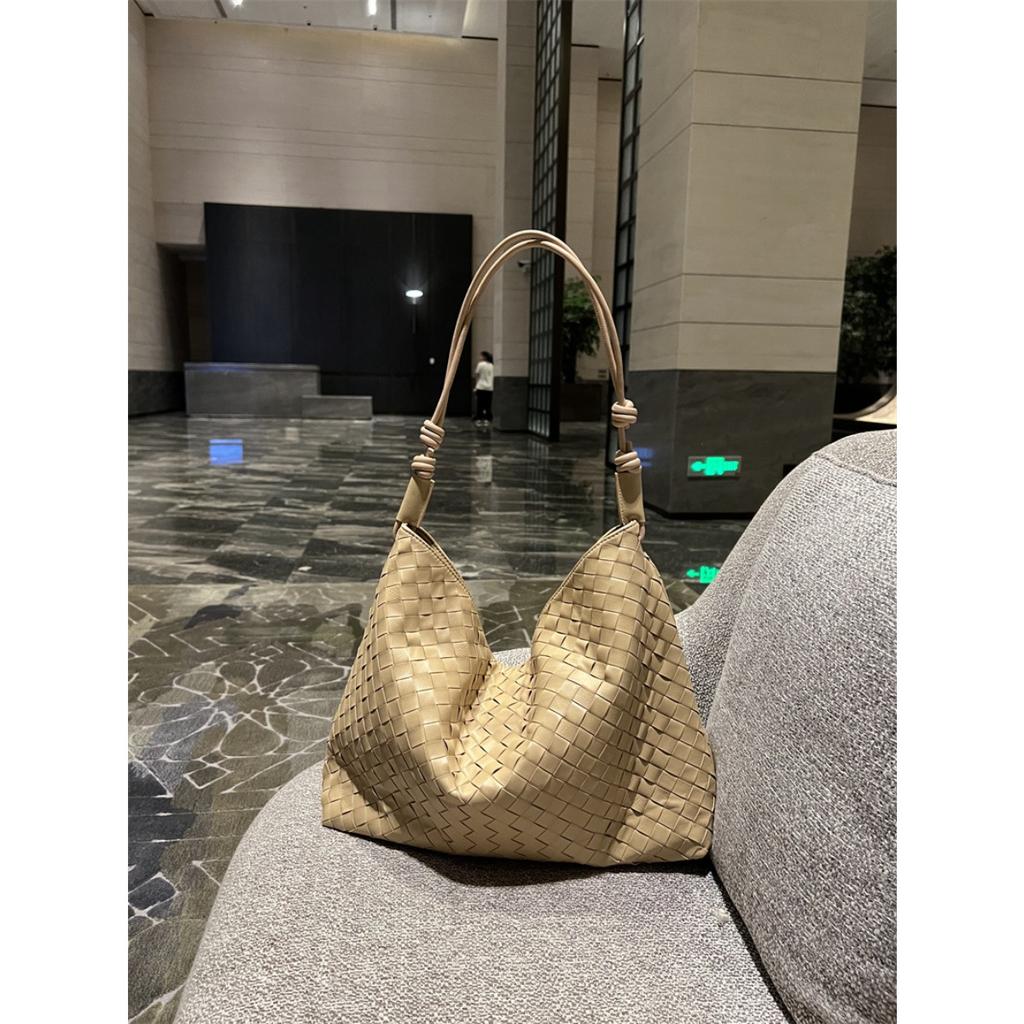 Pure hand-woven large-capacity tote armpit bag, new fashionable commuting versatile bucket oblique span bag, premium women's bag