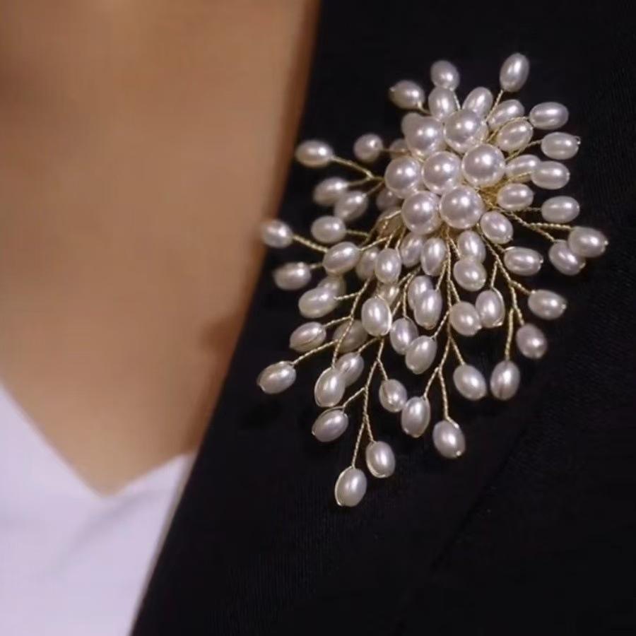 Broche de luxe faite à la main avec perles - Accessoire de bijouterie élégant tissé pour femme