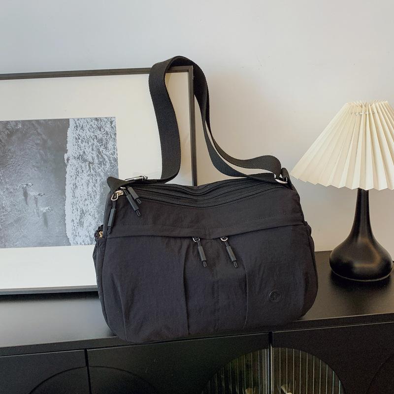 

Large capacity shoulder bag women s new casual messenger bag versatile pleated college student class tote bag чёрный