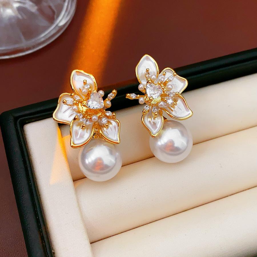 Women s Retro Flower Versatile Fashion Earrings 1 pair of earrings золотой