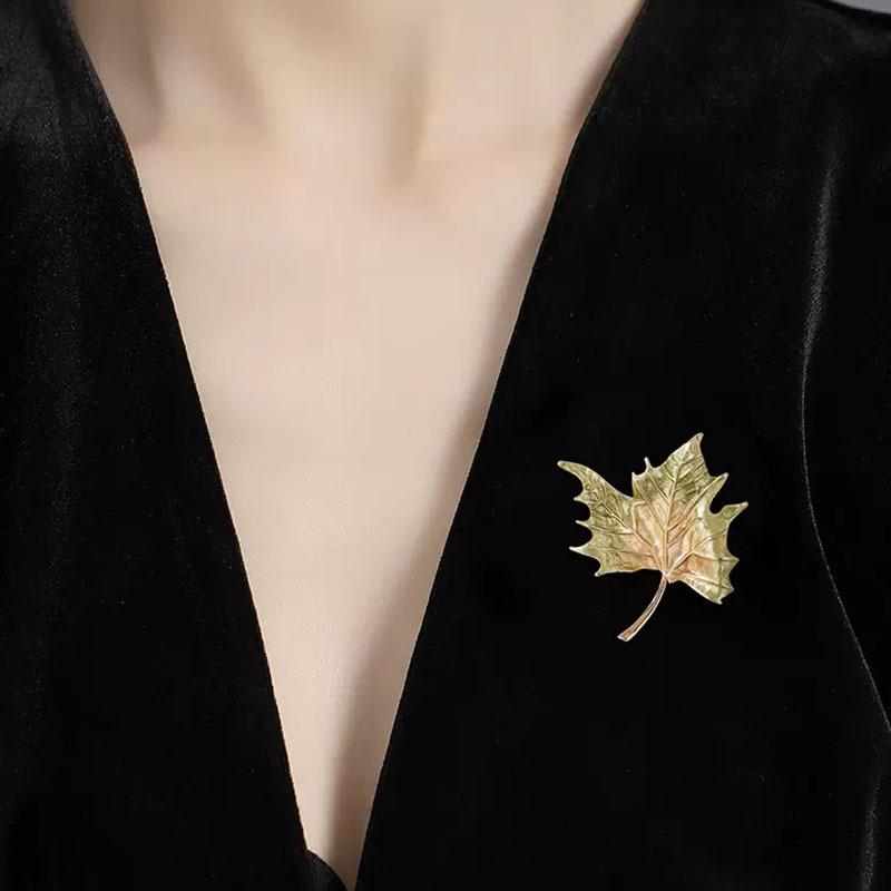 Elegantní podzimní brož ve tvaru javorového listu - Design Fénixe, Vynikající špičkové doplňky pro ženy