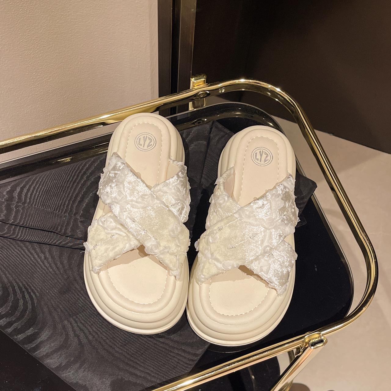 

Модные женские тапочки с толстой подошвой, летние новые домашние тапочки с крестиком, кружевные цветочные женские туфли 40 грязно-белый