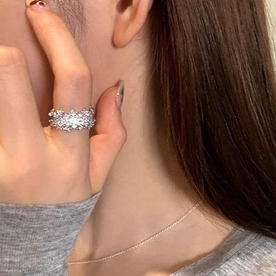 Anel Aberto Exquisito de Diamantes Completos: Um Design Elegante e Luxuoso com Zircônia Super Flash - Versátil e Sofisticado.