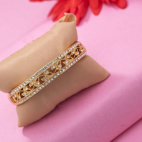

Estele Gold Plated Leaf Garland Cuff Bracelet for women