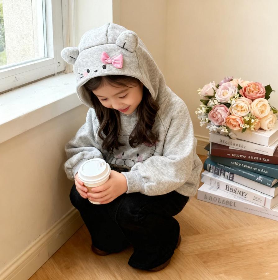 Çocuk Sonbahar/Kış 2025 Karikatür Fiyonklu Kapüşonlu Sweatshirt ve İspanyol Paça Pantolon Takımı