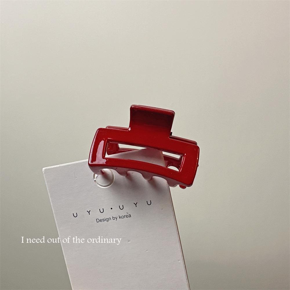 

Красная праздничная мини-заколка для волос с жемчужинами – новогодний аксессуар