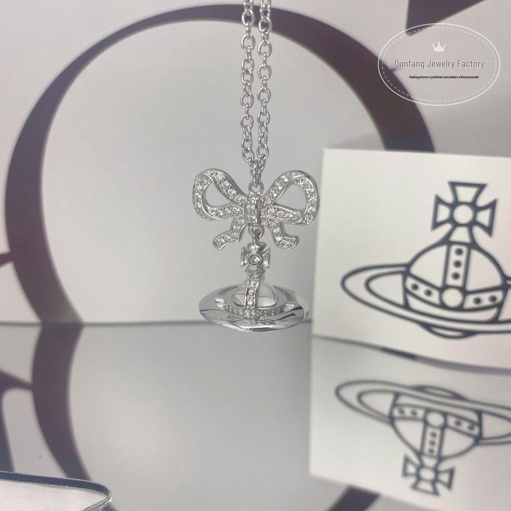 Vivienne Westwood Rosa rosett Orb halsband: Damernas Högkvalitativa 3D Saturnus Nyckelbenskedja med Basketbollberlock.