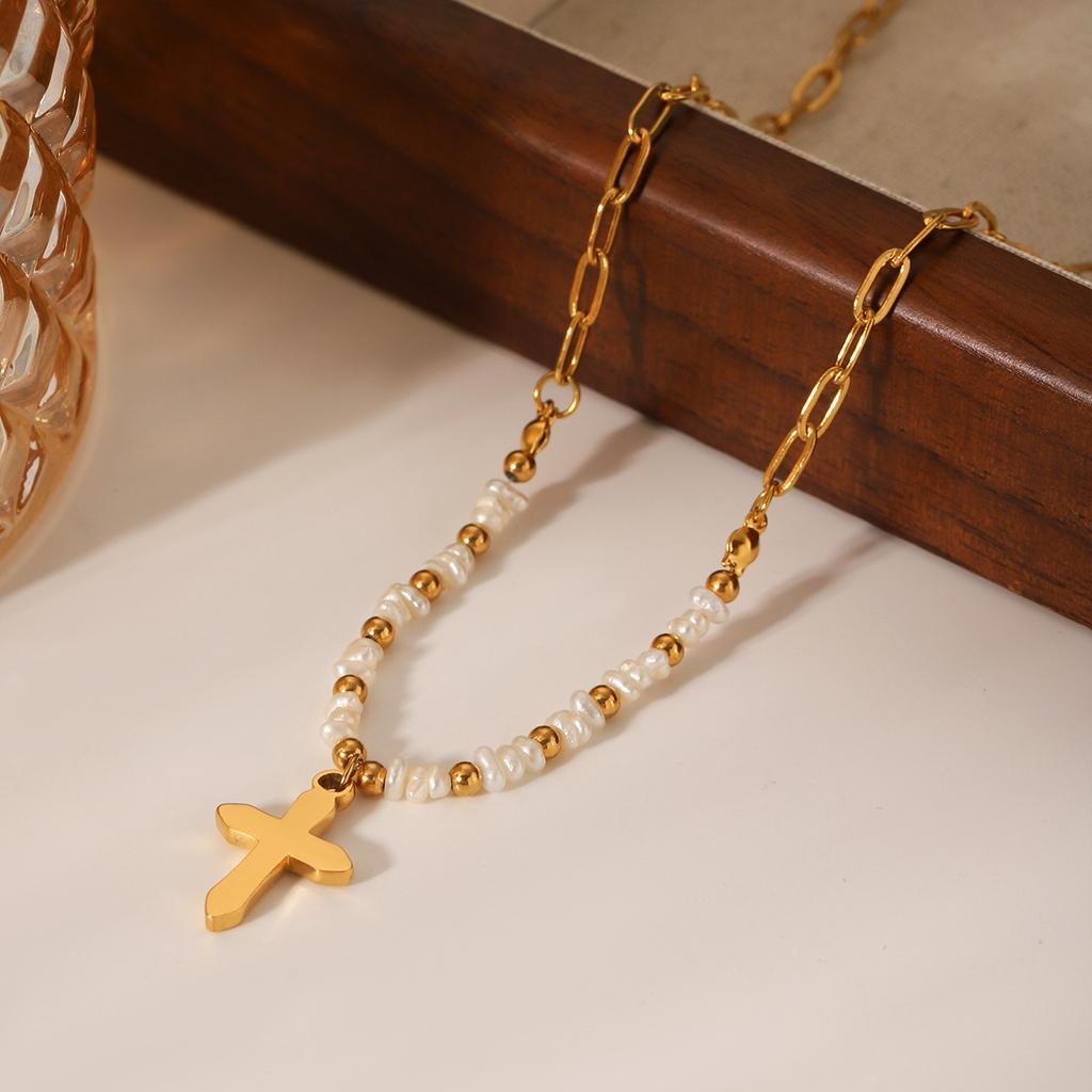 Französische leichte Luxus-Vintage-Halskette aus natürlichen Süßwasserperlen mit Edelstahl-Kreuzanhänger Schmuck High-End-Schlüsselbein-Kette