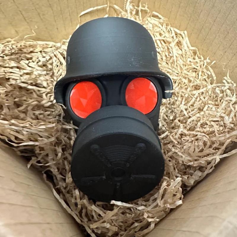 

Крышка фаркопа со стальным шлемом и противогазом 3D-печатная крышка шара фаркопа Может предотвратить ржавление приемной трубы красный