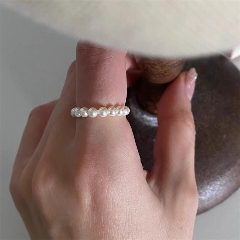 Geometric Classy Pearl Ring For Women With Soft Chain Detailing Perfect For Stylish Casual And Commuter Fashion