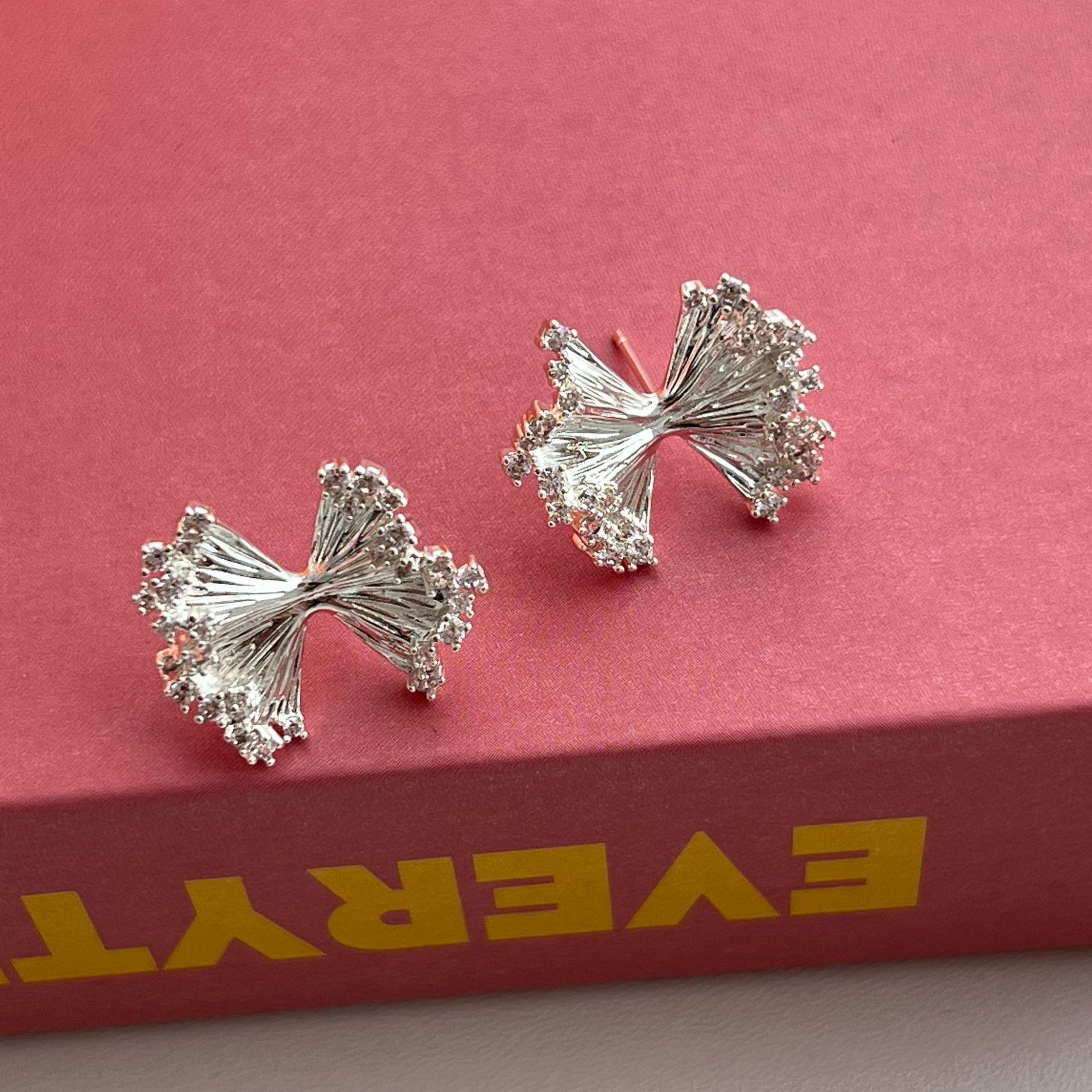 

Серьги-пусеты с плиссированным бантом из циркона, простые, с темпераментом, универсальные, нишевая мода, серьги с высоким чувством стиля