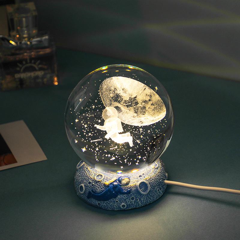 3D Laserem Gravírovaná Křišťálová Koule Noční Světlo - Ideální na Stoly a jako Studentské Dárky
