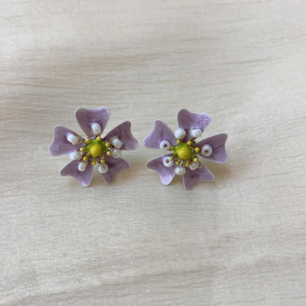 French Luxury Stud Earrings with Silver Needle and Inlaid Diamond Flower Design