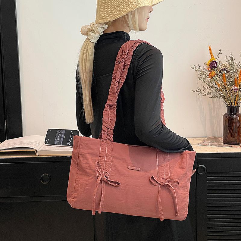 Han Suxi ma tę samą słodką, małą i świeżą plisowaną kokardkę, damską torbę na ramię i worek ściągany o dużej pojemności.