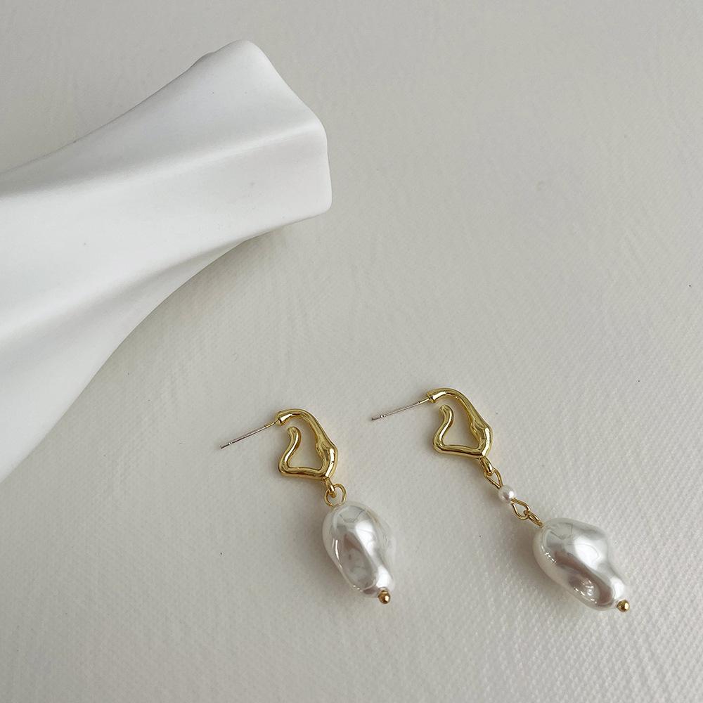 French design sense metal imitation pearl earrings temperament personality irregular cold wind stud earrings