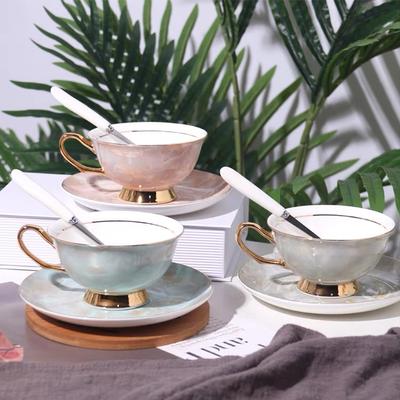 Koffiekop en bord in Scandinavische stijl, eenvoudig steenpatroon, tweedelige set van geschilderde gouden keramische beker, waterbeker, afternoon tea-melkbeker