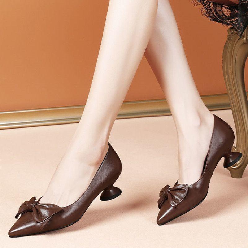 

Soft Leather Temperament Low Heeled Shoes Women Middle Heeled Work Leather Shoes Shallow Mouth Comfort Pumps Zaptos Mujer 35 темно-коричневого кольору