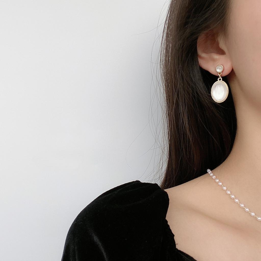 Elegant Exquisite White Moonlight Cat Eye Stone Stud Earrings for Women Fashion Jewelry Luxury Wedding Party Ear Clip C223 Gifts