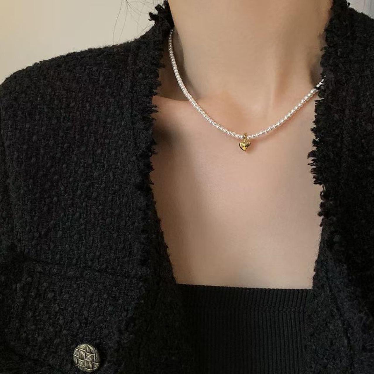 French Retro Pearl Necklace - Elegant, Color-Preserving Clavicle Chain with Artistic Design