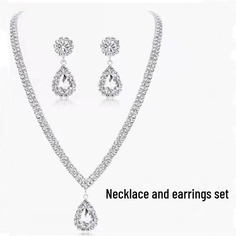 

Женский комплект из трех украшений: Сверкающее бриллиантовое колье, кристальные серьги-подвески и браслет