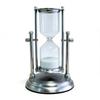 Elegante Sanduhr mit drehbarem Metallständer und fließendem Sand