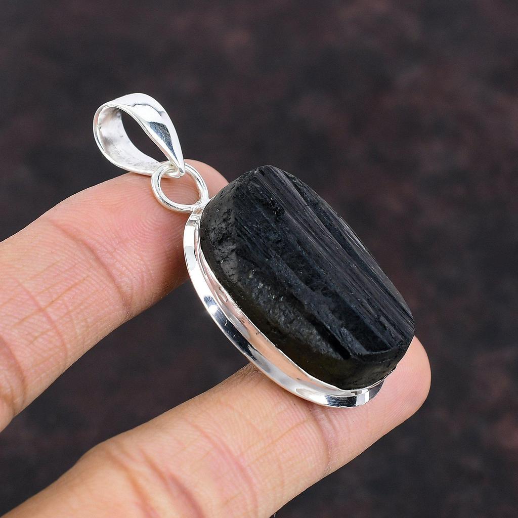 Svart turmalin grovt hänge En kvalitets ädelstenshänge Handgjorda smycken 925 sterling silver hänge grov sten smycken present till henne