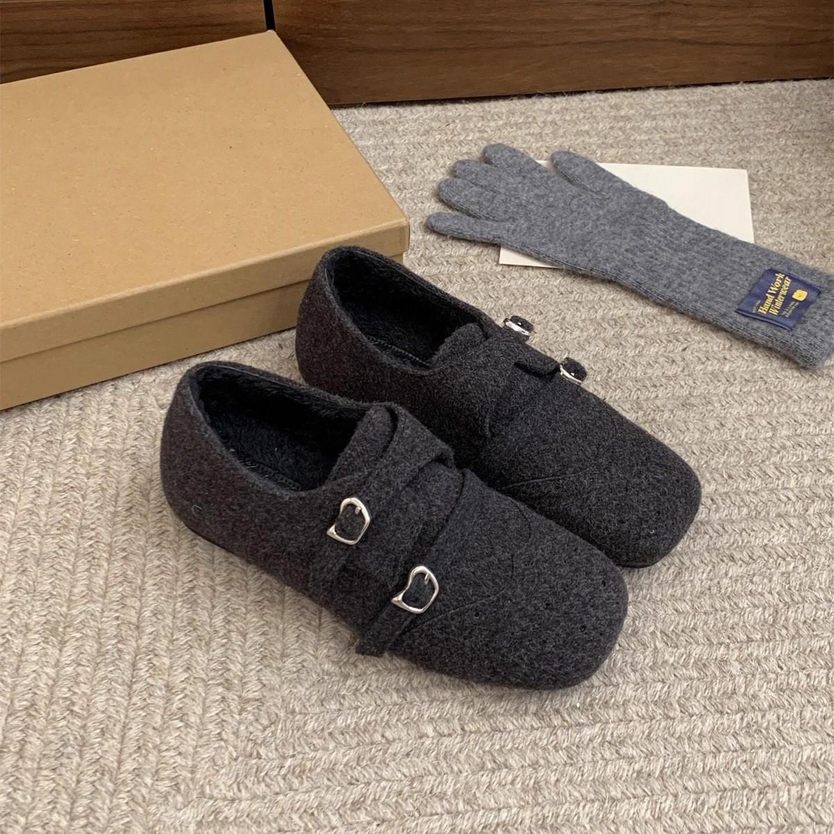 

Carved square head loafers shoes autumn and winter new British style single shoes black leather 40 темно-сірий